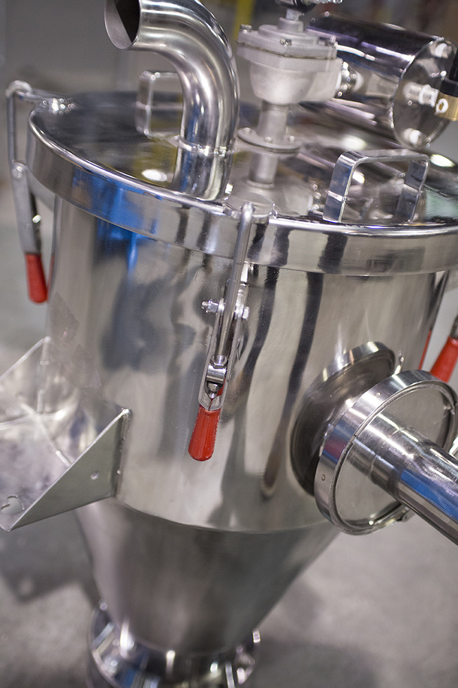 Stainless steel concentric-cone vacuum conveyor, designed for free-flowing powders such as sugar, salt, flour, resins, and other low-cohesion materials.